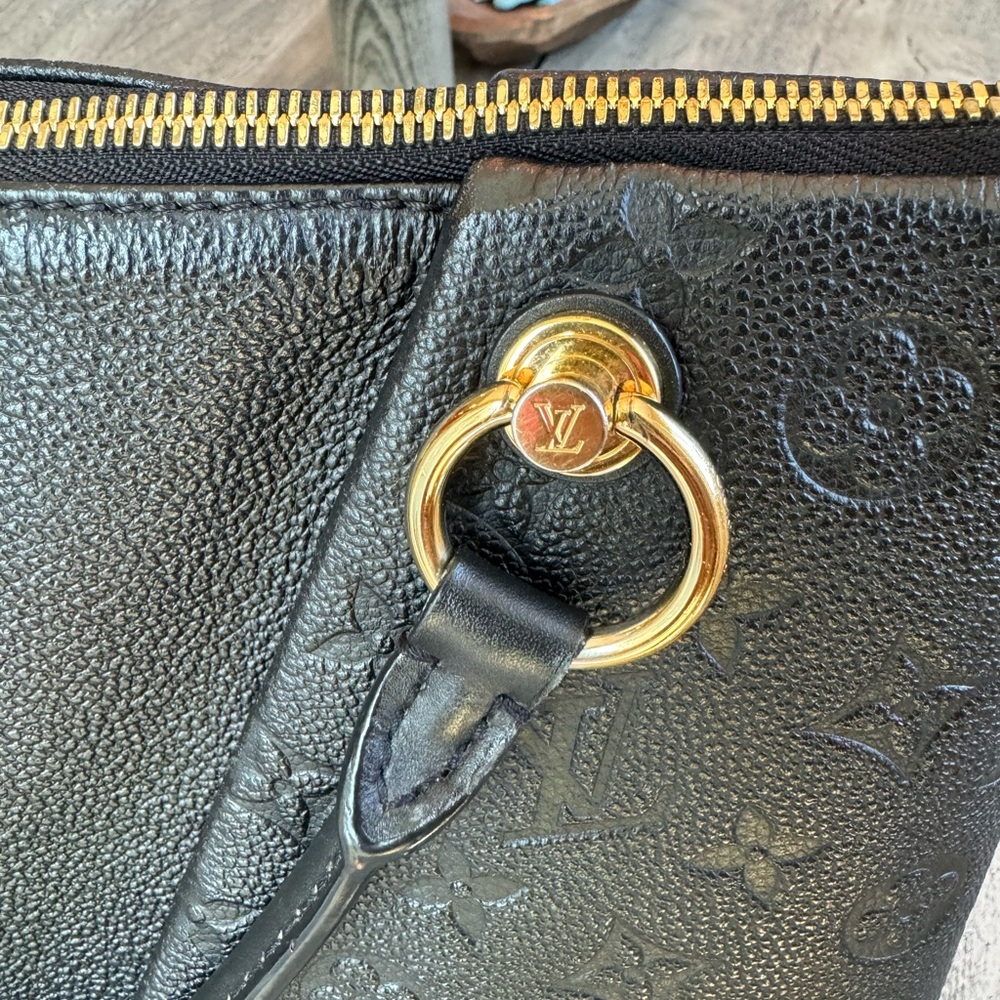 Louis Vuitton V tote MM - Picture 7 of 14